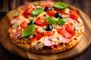 пицца из слоеного теста с ветчиной и маслинами рецепт